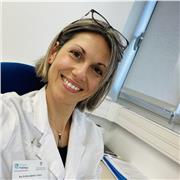 Profesora de universidad imparte clases relacionadas con el ámbito sanitario